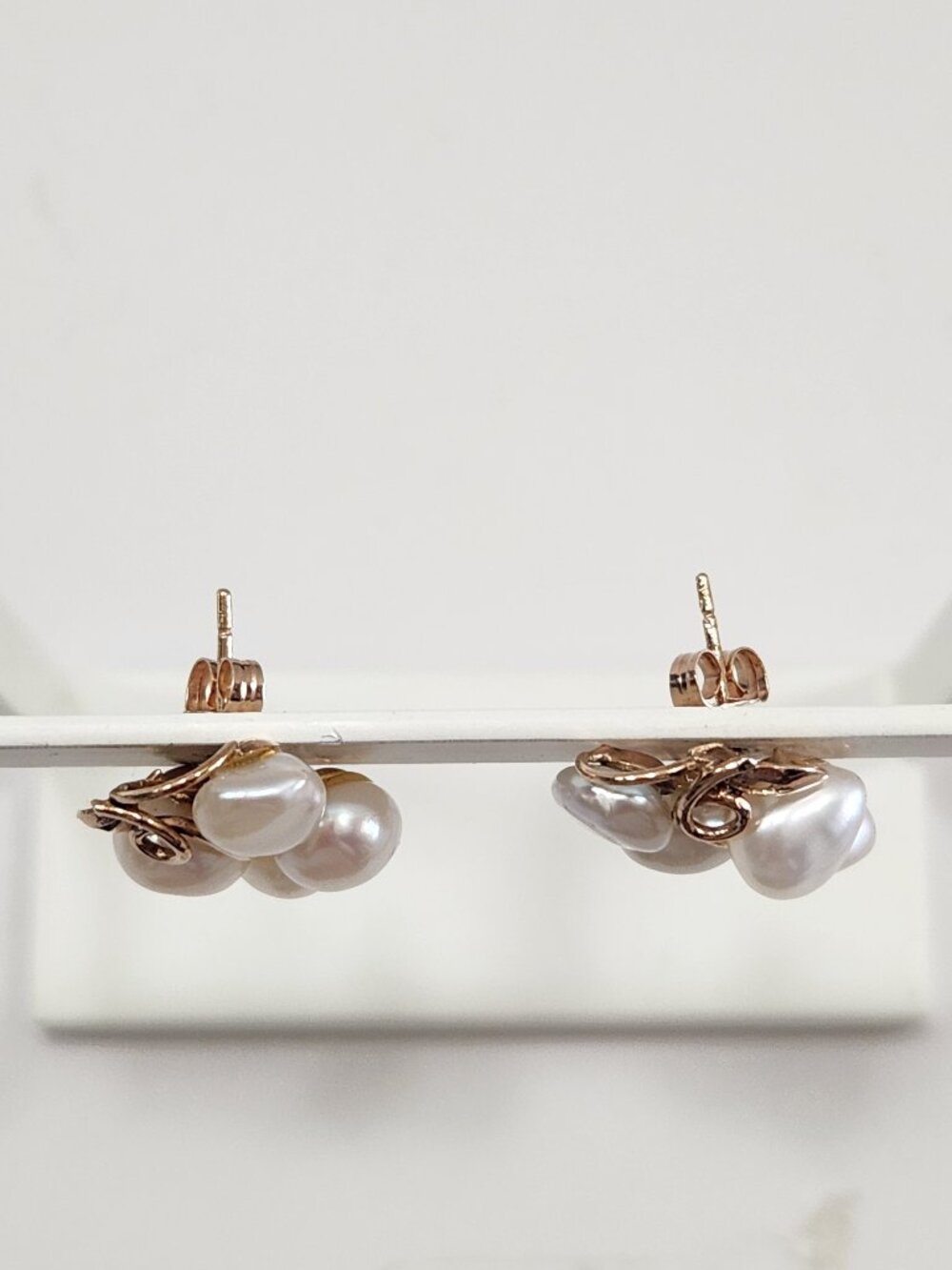 Beautiful Vintage 14K Solid Yellow Gold Freshwater Pearl Cluster Earrings - Picture 5 of 7